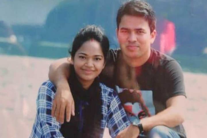 ঘরে বাবা-মায়ের ঝুলন্ত লাশ, কান্না করছিল শিশুটি