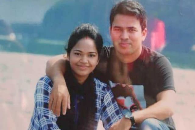 ঘরে বাবা-মায়ের ঝুলন্ত লাশ, কান্না করছিল শিশুটি