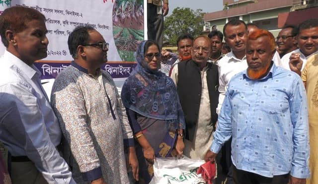 ঝিনাইদহে সাড়ে ৩ হাজার কৃষকের মাঝে সার ও বীজ বিতরণ