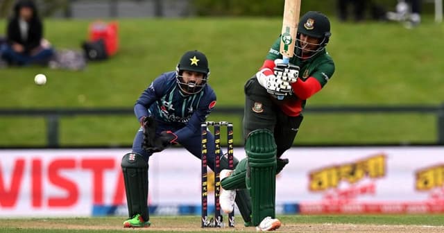 সেমিফাইনালে যাওয়ার লড়াইয়ে টস জিতে ব্যাটিংয়ে বাংলাদেশ