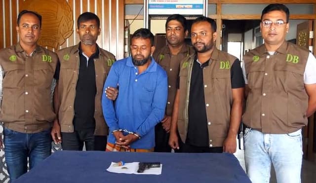 ঝিনাইদহে অস্ত্র ও গুলিসহ অস্ত্র ব্যবসায়ী গ্রেফতার