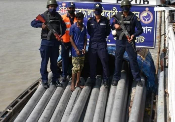 মোংলায় কোস্টগার্ডের অভিযানে চোরাই পাইপসহ আটক