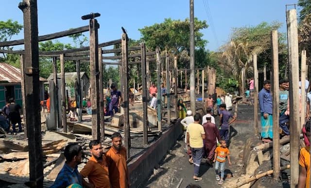 অগ্নিকান্ডে খোলা আকাশের নিচে ১৪ পরিবার
