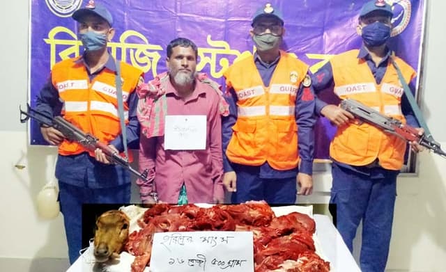 সুন্দরবনে হরিণের মাংস মাথাসহ চোরাশিকারি আটক