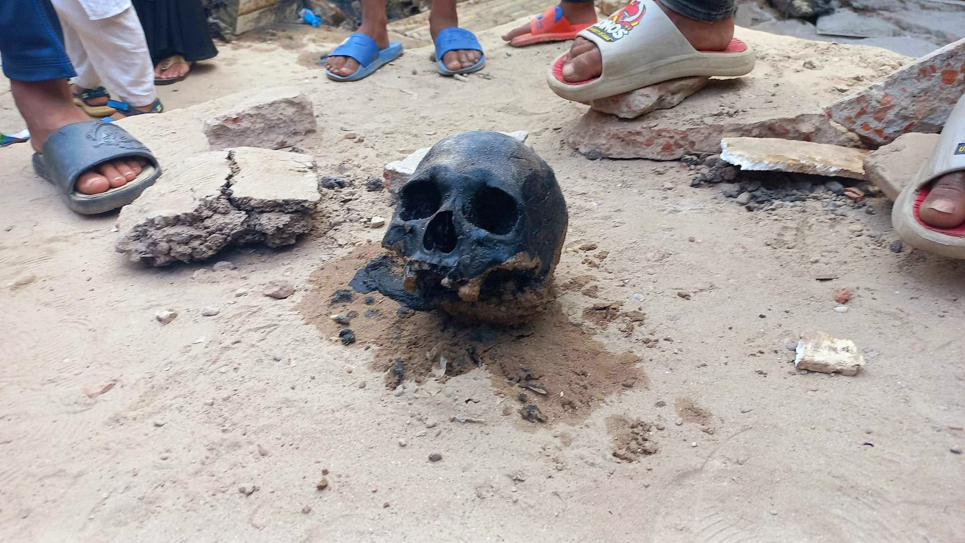 ময়লার ড্রেনে মানুষের মাথার খুলি