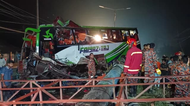 ময়মনসিংহে বিলবোর্ডের খুঁটির সঙ্গে বাসের ধাক্কা, নিহত ৪