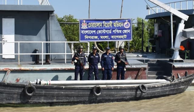 মোংলায় ২৭ লাখ টাকার চোরাই এসএস পাইপ জব্দ