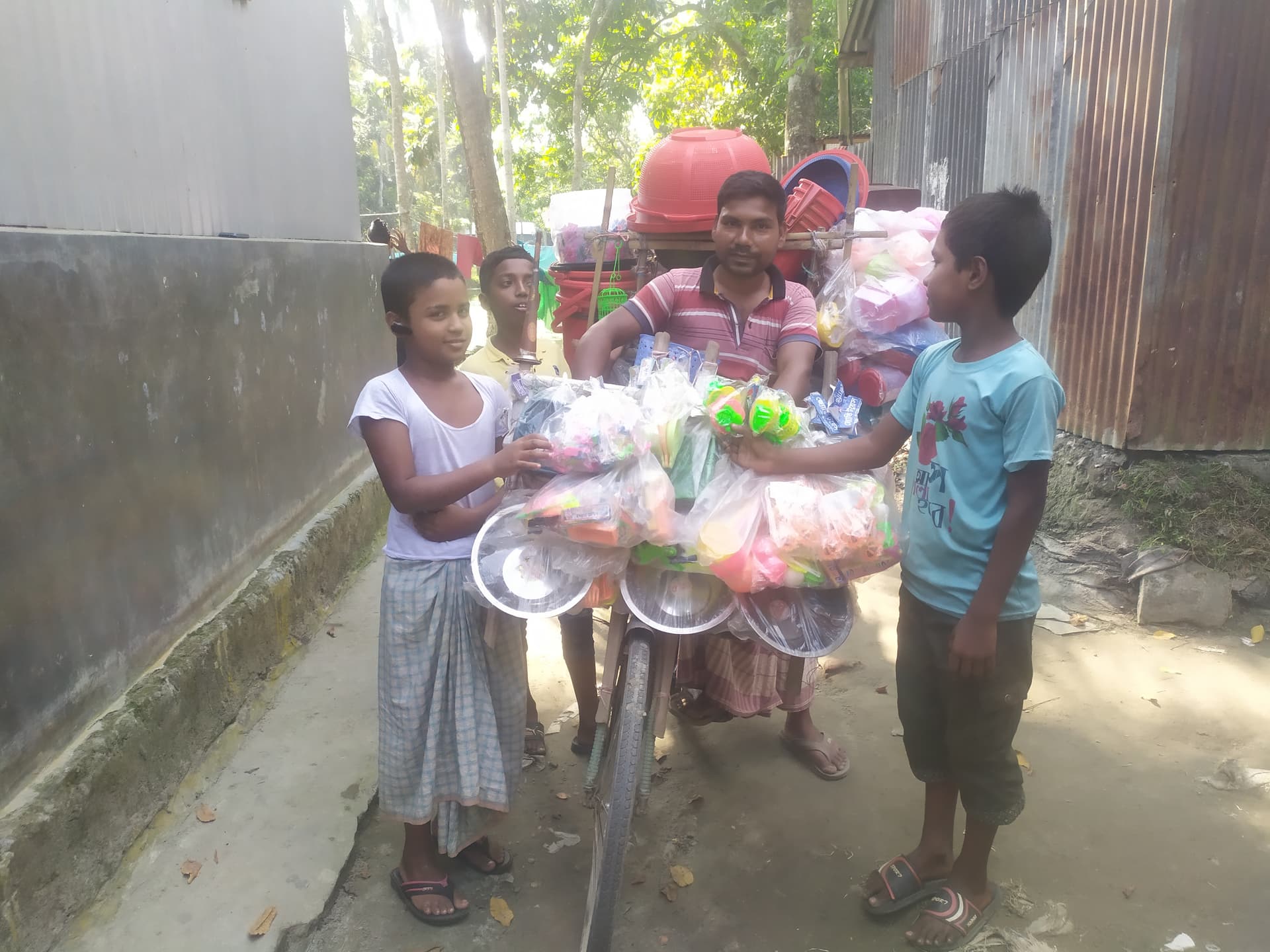 এহন আর আগের মতোন আমগোর কাছ থেকে কেউ জিনিস কিনবার চায় না
