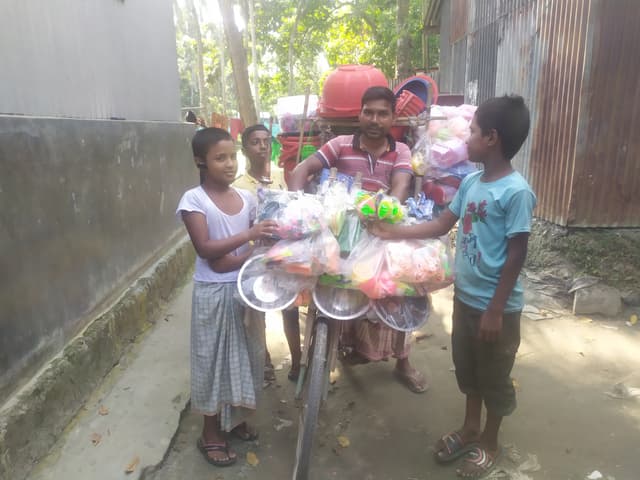 এহন আর আগের মতোন আমগোর কাছ থেকে কেউ জিনিস কিনবার চায় না