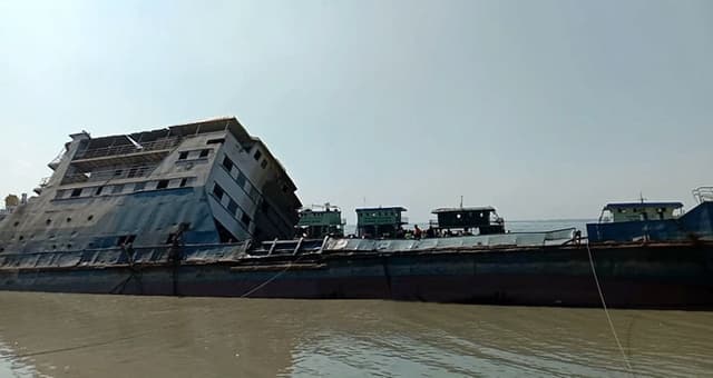 উদ্ধার হলো ডুবে যাওয়া ফেরি আমানত শাহ্