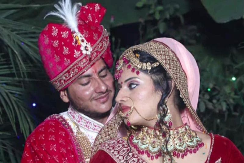 ছাত্রীকে বিয়ে করতে লিঙ্গ পরিবর্তন শিক্ষিকার!