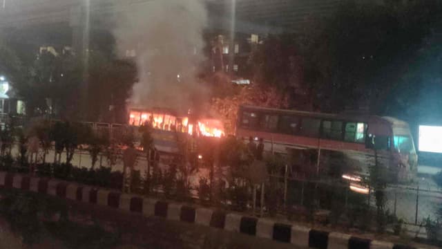 অবরোধের রাতে রাজধানীতে ৪ বাসে আগুন