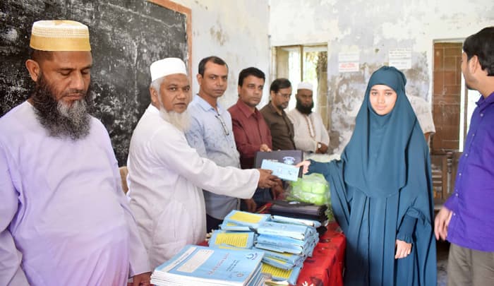 ঝালকাঠিতে দুদকের শিক্ষা উপকরণ বিতরণ