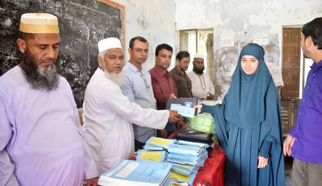 ঝালকাঠিতে দুদকের শিক্ষা উপকরণ বিতরণ