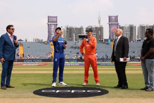 টস জিতে ব্যাটিংয়ে ইংল্যান্ড