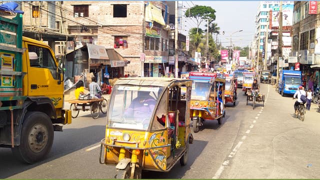 অবৈধ যানবাহনে বরিশাল নগরজুড়ে সীমাহীন ভোগান্তি!