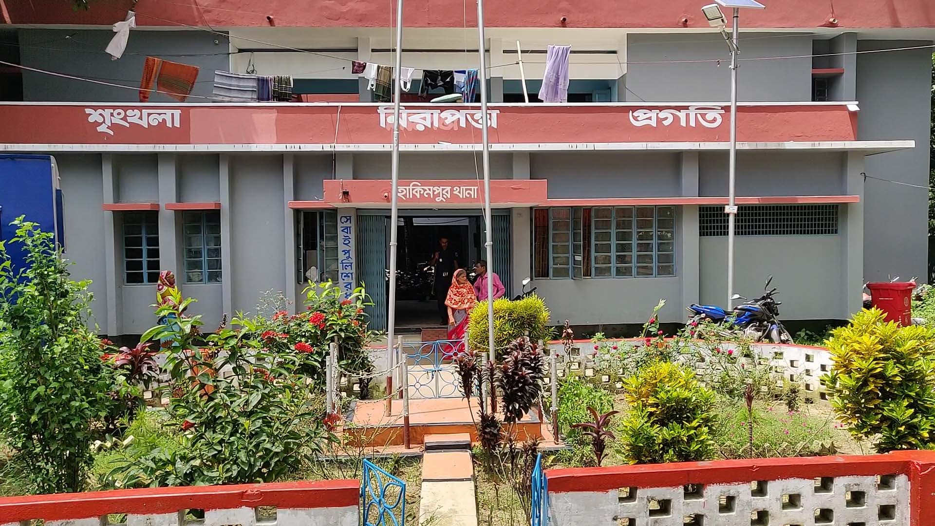 হিলিতে পুলিশের হাতে পুলিশ আটক