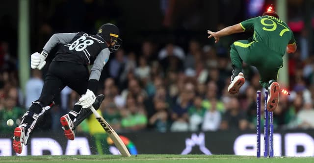 ৩ উইকেট হারিয়ে চাপে নিউজিল্যান্ড