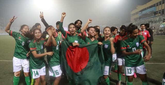 সাফ জয়ী নারী ফুটবল দলকে প্রধানমন্ত্রীর সংবর্ধনা