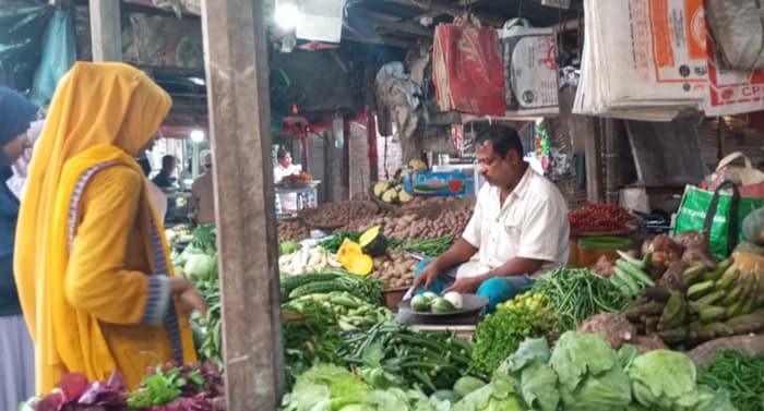 হিলিতে কমতে শুরু করছে কাঁচা মরিচসহ সবজির দাম