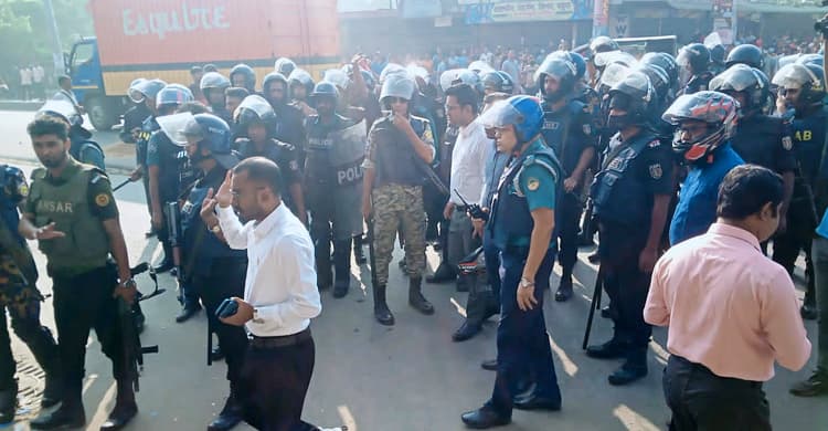 গাজীপুরে পুলিশ-শ্রমিক ধাওয়া-পাল্টা ধাওয়া