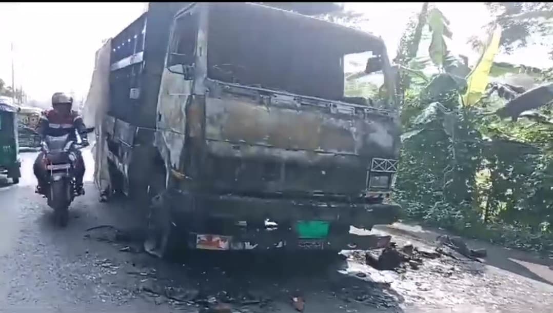 নোয়াখালীতে রড বোঝাই ট্রাকে আগুন