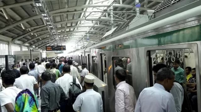 মেট্রোরেলে উপচেপড়া ভিড়, যাত্রী কম বাসে