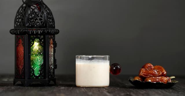 খাওয়ার সময় দুই হাঁটু উঠিয়ে বসা কি সুন্নত?