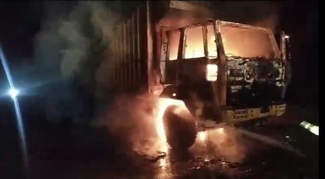 বরিশালে বেঙ্গল বিস্কুটের কাভার্ডভ্যানে অগ্নিসংযোগ