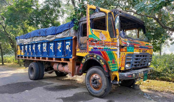 সিরাজগঞ্জে মহাসড়কে ট্রাকে আগুন