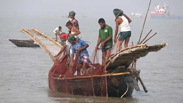 হতাশ জেলেরা, ধরা পড়ছে না ইলিশ