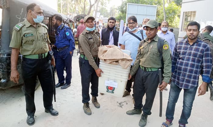 গোয়ালন্দে দুটি ইউপি'তে ভোট কাল, কেন্দ্রে যাচ্ছে সরঞ্জাম