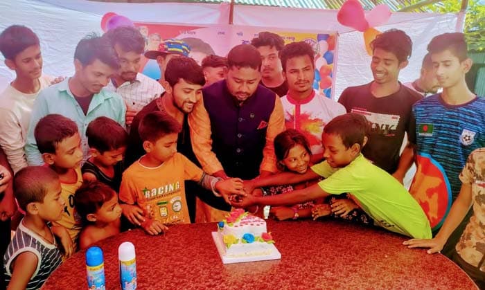 দেবীদ্বারে শিশুদের নিয়ে জন্মদিন পালন স্বেচ্ছাসেবকলীগ নেতার