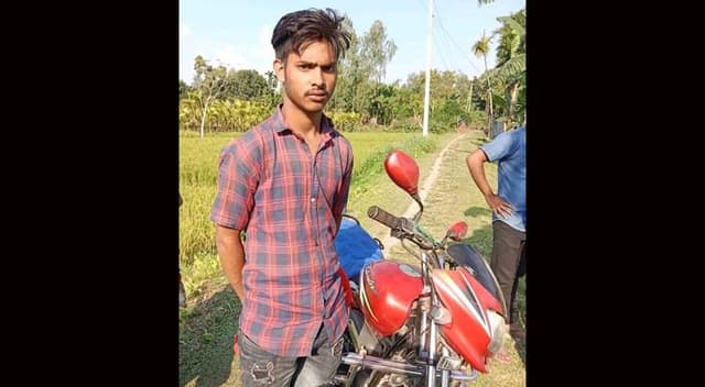 পথ ভুলে বাইক নিয়ে বাংলাদেশে ভারতীয় তরুণ