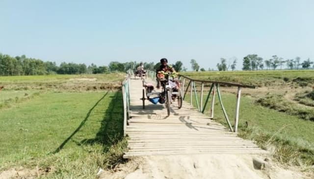 ২০ হাজার মানুষের একমাত্র ভরসা কাঠের সেতু