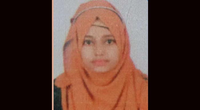 বরগুনায় মায়ের সঙ্গে অভিমানে কলেজছাত্রীর আত্মহত্যা