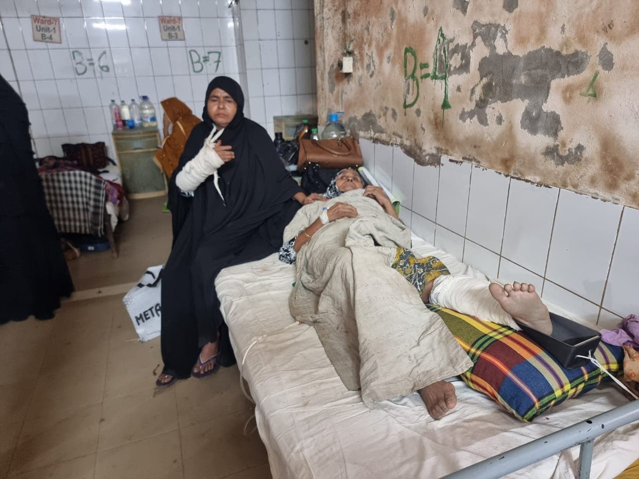 তুচ্ছ ঘটনায় ৮৫ বছর বসয়ী বৃদ্ধার পা দ্বিখন্ডিত করল প্রতিবেশী