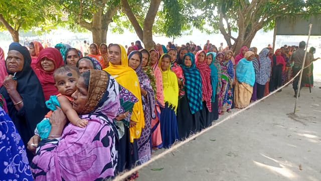 গোয়ালন্দ ইউপি নির্বাচন: সকাল থেকেই ভোটারদের লম্বা লাইন