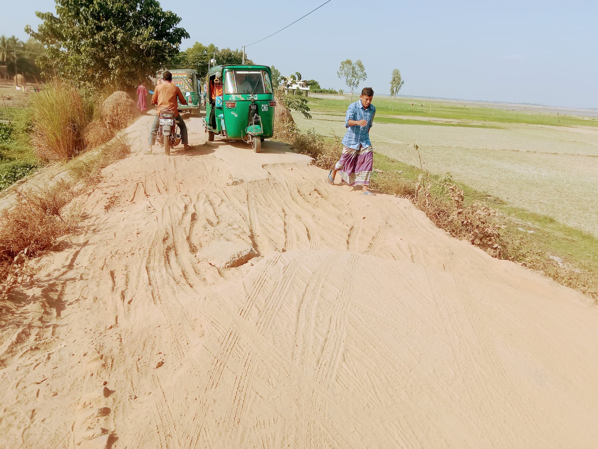 অরুয়াইল রাস্তা নয় যেন ‘মরণ ফাঁদ’ প্রতিদিনই উল্টে যাচ্ছে গাড়ি!