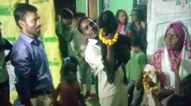 কেক কেটে, ডিজে বাজিয়ে ছাগলছানার জন্মদিন উদযাপন!