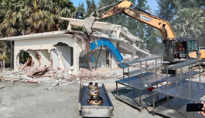 কুয়াকাটায় সিকদার রিসোর্টের বীচ ক্লাব গুড়িয়ে দিলেন প্রশাসন