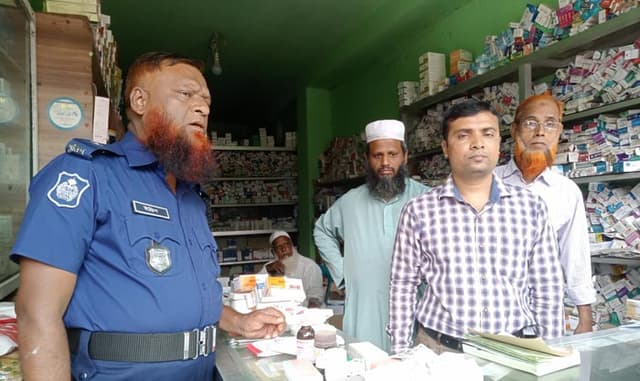 মঠবাড়িয়ায় দুই ফা‌র্মেসী ব্যবসায়িকে জরিমানা