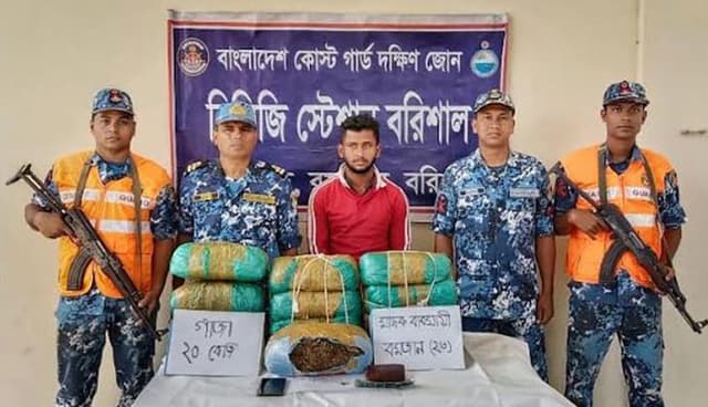 সুরভী-৭ লঞ্চ থেকে ২০ কেজি গাঁজাসহ যুবক আটক