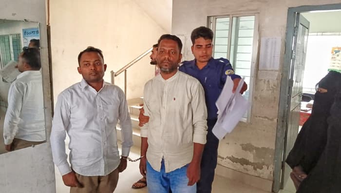 রাজাপুরে সাংবাদিক পরিচয়ে প্রতারনা করতে গিয়ে জনতার হাতে আটক