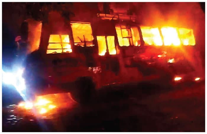 বরিশালে গভীর রাতে বাসে অগ্নিসংযোগ, প্রাণে রক্ষা পেল হেলপার