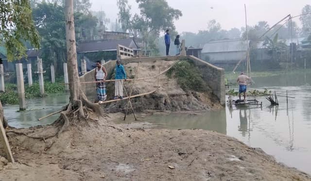 কালিয়াকৈরে কালভার্ট আছে, সড়ক নেই