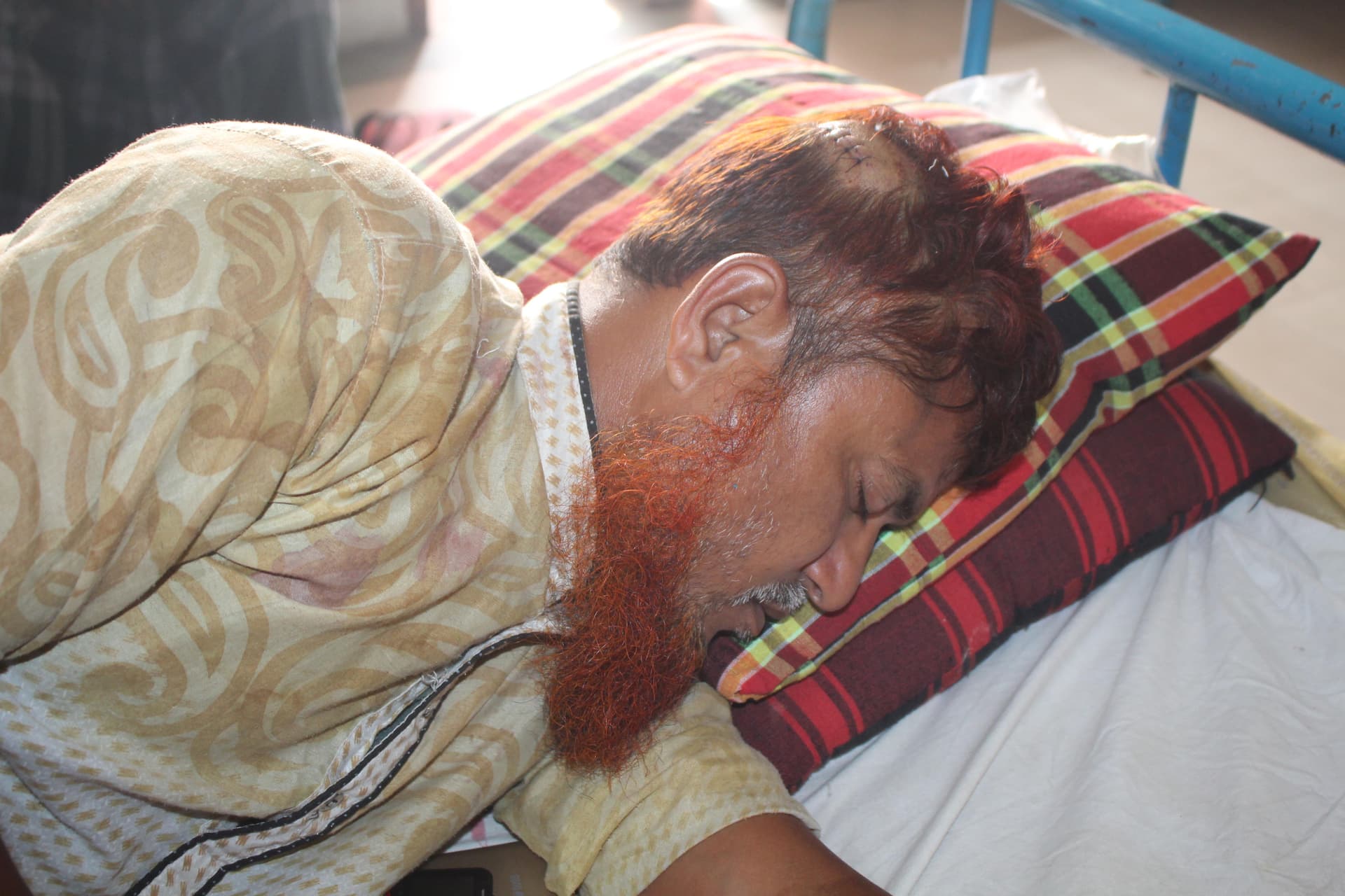 পাওনা টাকা চাওয়ায় ব্যবসায়ীর মাথায় রামদা দিয়ে কোপ দিলেন চেয়ারম্যান