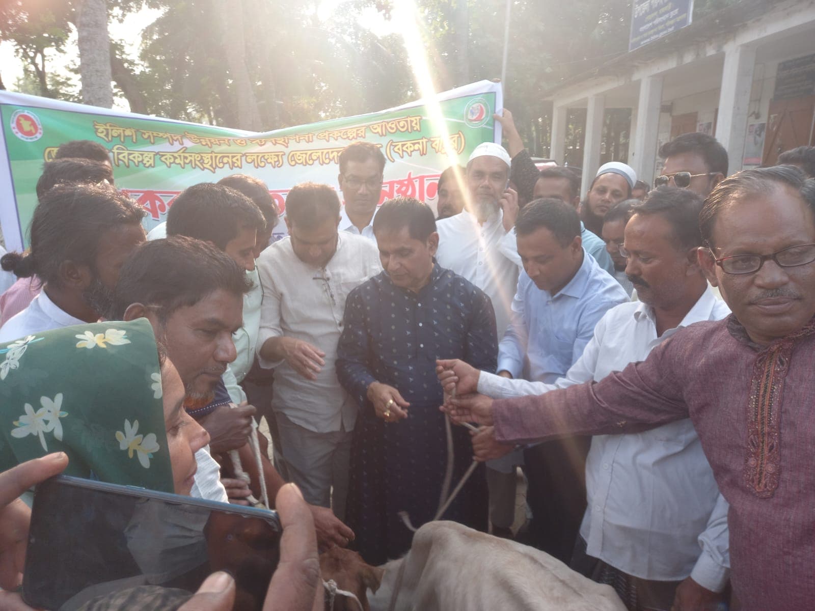 গোয়ালন্দে ২০ জেলের মাঝে বকনা বাছুর বিতরণ