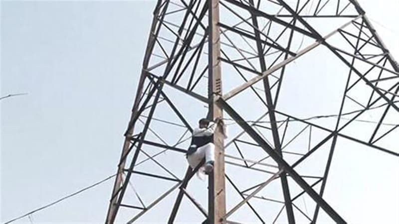 দলীয় মনোনয়ন না পেয়ে বিদ্যুতের খুটিতে উঠে আত্মহত্যার হুমকি !