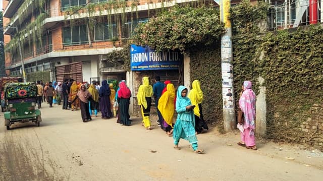 খুলল পোশাক কারখানা, কাজে ফিরলেন শ্রমিকরা